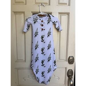 Caden Lane Olive Leaf Botanical Knotted Baby Gown White Green Size 0-3 Months